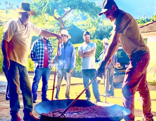 Festeiros e comunidade realizam a torra do amendoim para a tradicional Festa do Divino Espírito Santo 2024 em Nazaré Paulista